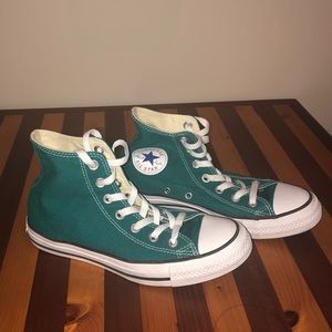 WORN ONCE Converse Size 7 1/2– Color Teal